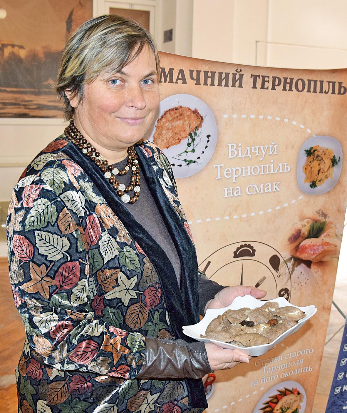 Ініціаторка проєкту — гід і краєзнавиця Оксана Ленчук демонструє гречані пироги зі сметаною